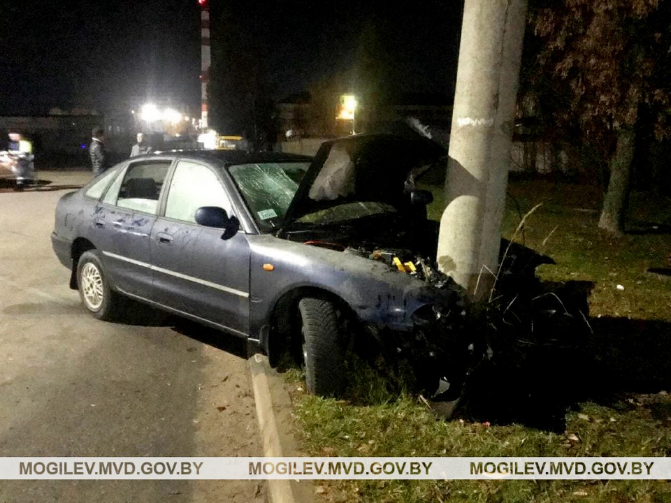 В Могилеве Mitsubishi Galant врезался в световую опору   