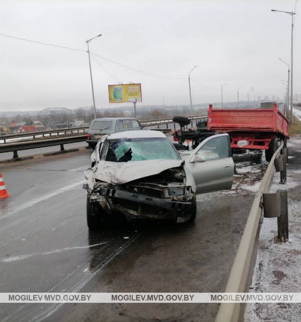 На мосту Королева в Могилеве Hyundai врезался в трактор   