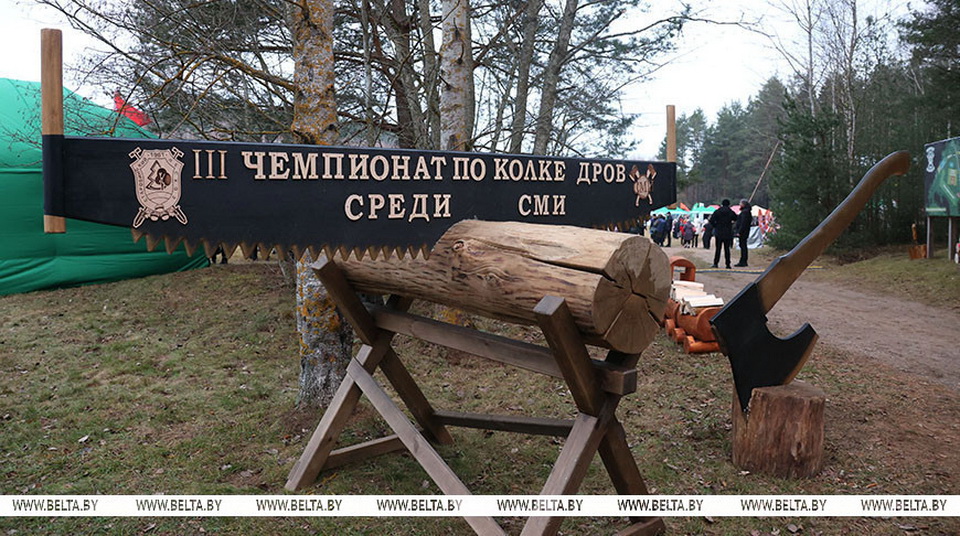 Лукашенко приехал на чемпионат по колке дров среди журналистов